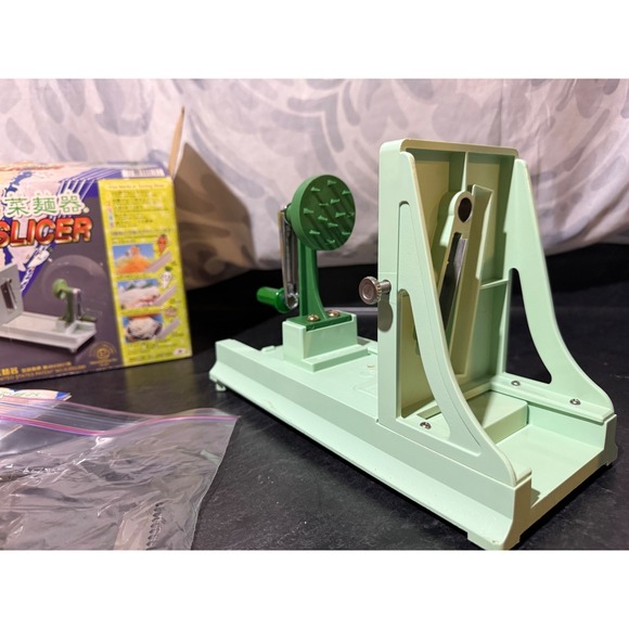 Benriner Turning Slicer, Japanese Vegetable Turner Slicer, Made in Japan - Picture 9 of 11